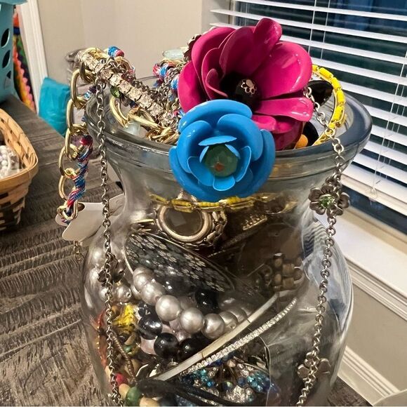 2 LBs vintage 2 modern fashion jewelry lot/ Bundle - Picture 3 of 16